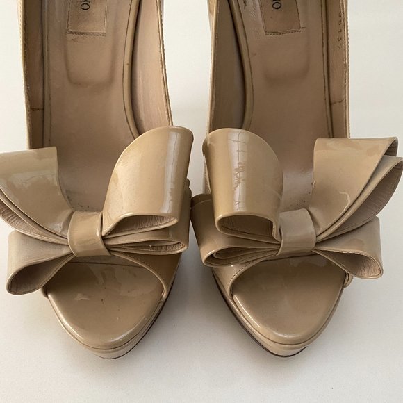 Valentino Garavani Bow Patent Nude Heels - Picture 2 of 7